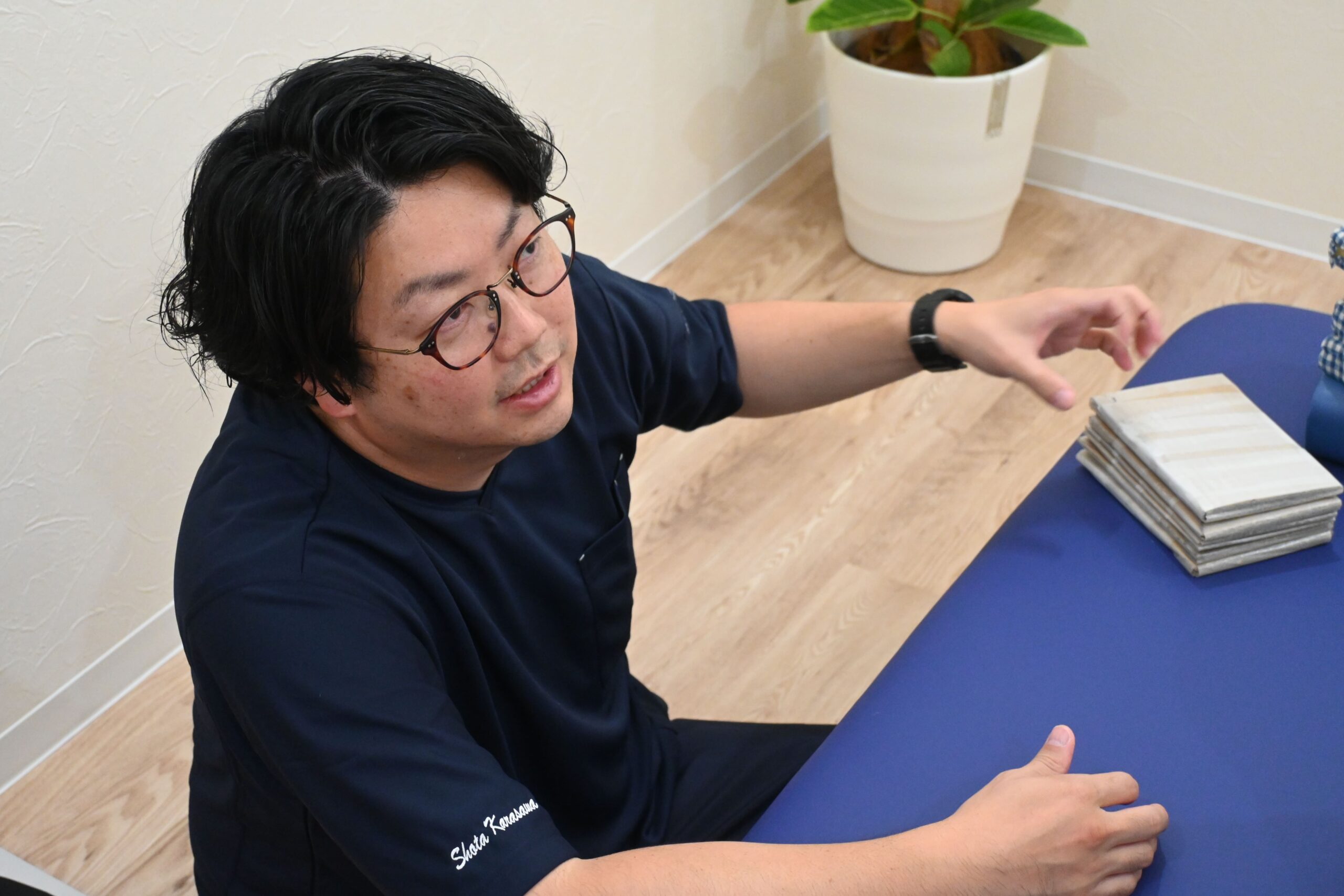 身体について説明する唐沢彰太